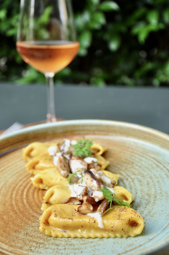 Fagottelli di zucca, porcini, crema al parmigiano