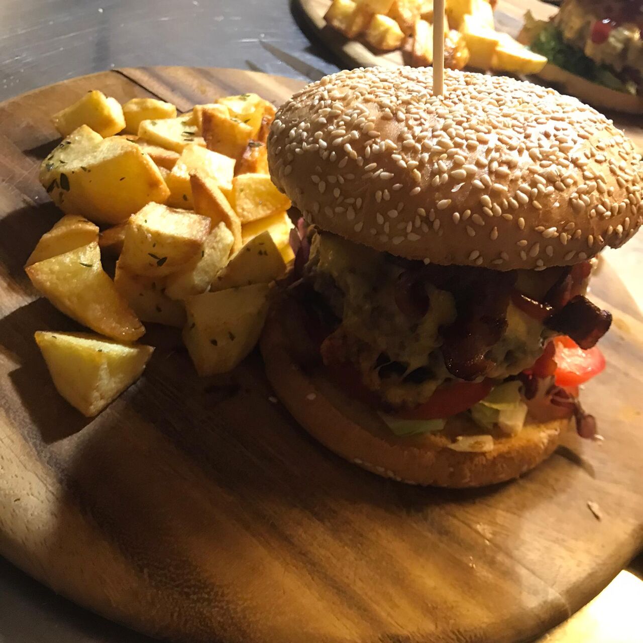 hamburger bacon croccante cheddar cipolla insalata pomodoro e patate 