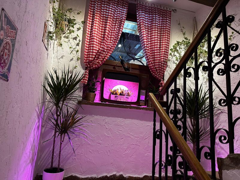 Schody na górną salę