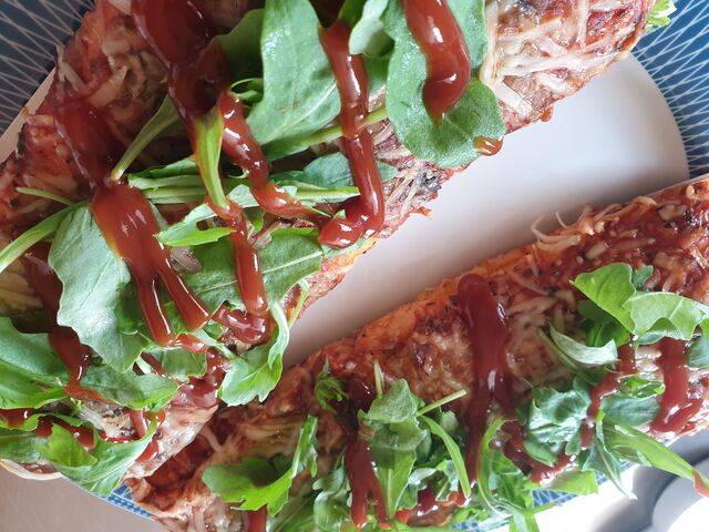 Zapiekanki z szynką,serem,rukolą. 