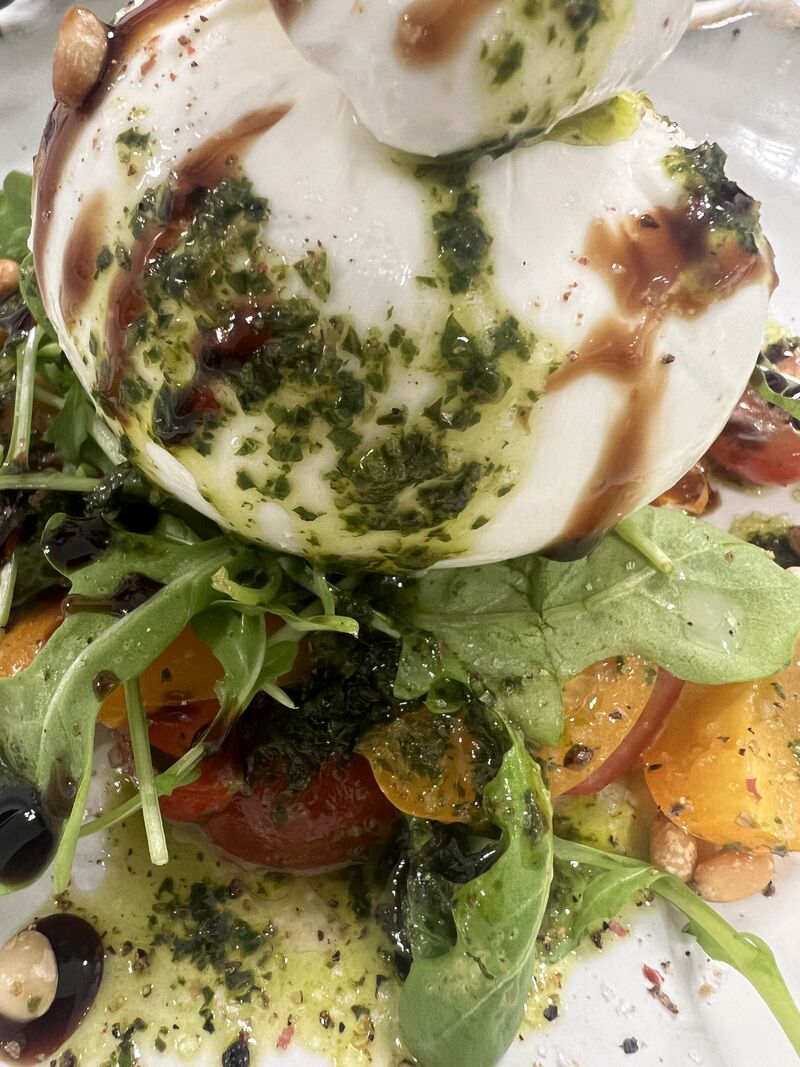 La Burrata Di Bufala, Basilic, Tartare de Tomates Cerises et Pignons de Pin