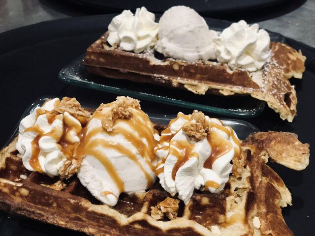 gaufres gourmandes avec glace et chantilly