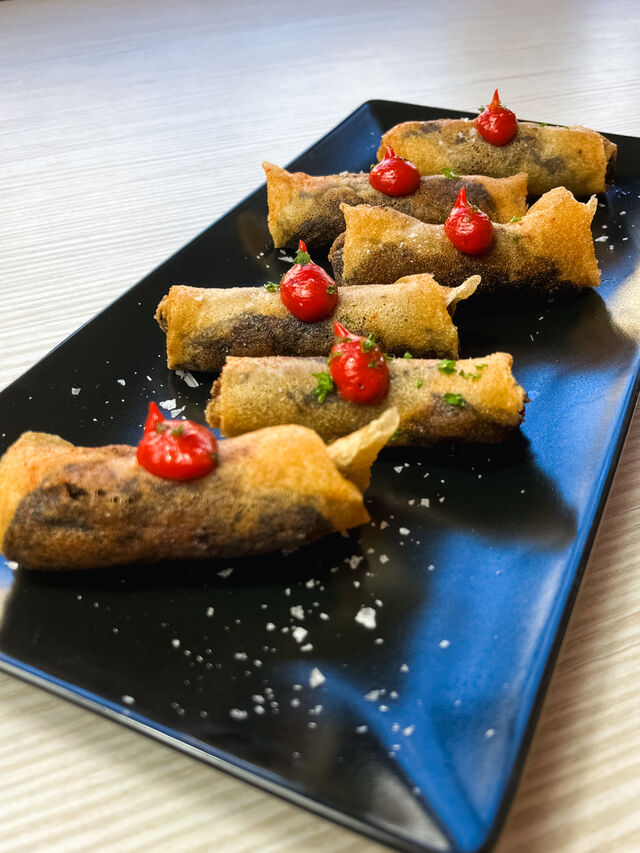 - ROLLITOS DE MORCILLA DE ARROZ CON CONFITURA DE PIQUILLO -