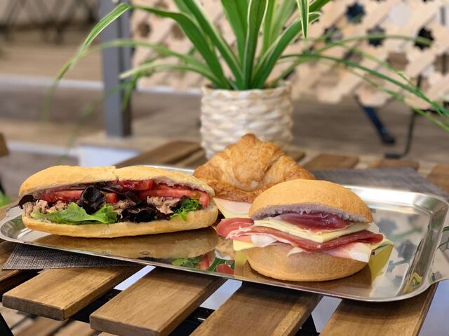 Desayuna ricos croissants plain o rellenos, deliciosos bocadillos y nuestros maravillosos Molletes