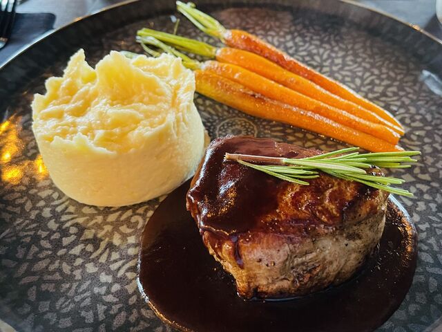 Rinderfilet mit Jus, Kartoffeln und Möhrchen