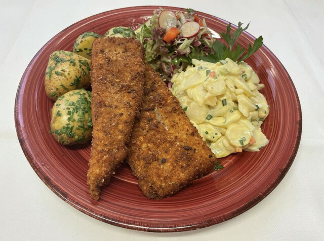 Frischer Seelachs mit neuen Kartoffeln und Spargelsalat 