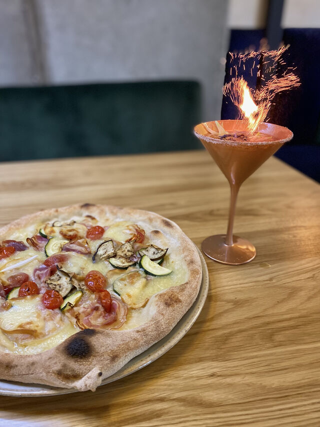 Pizza Pancetta I koktajl Margarita 
