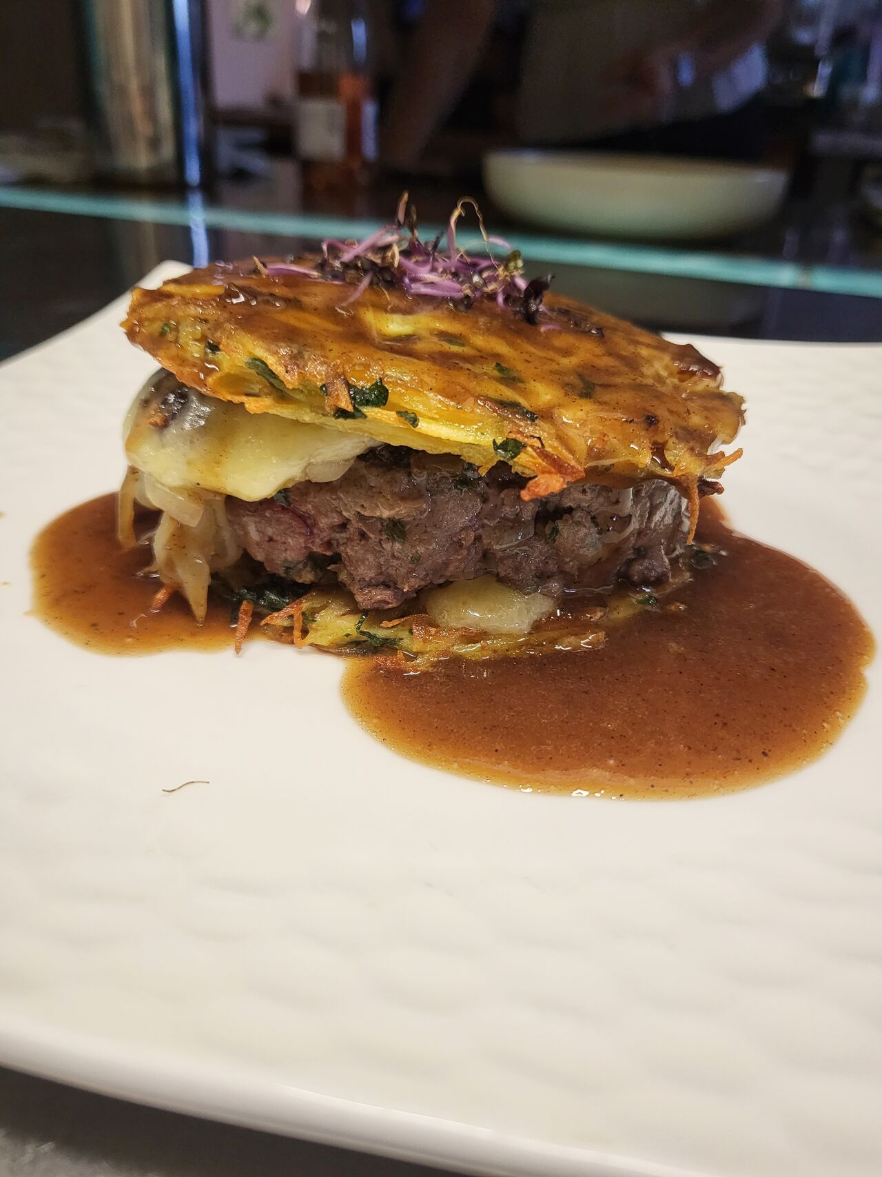 Le Burger de Bœuf, oignons, champignons, fromage et râpés de pommes de terre