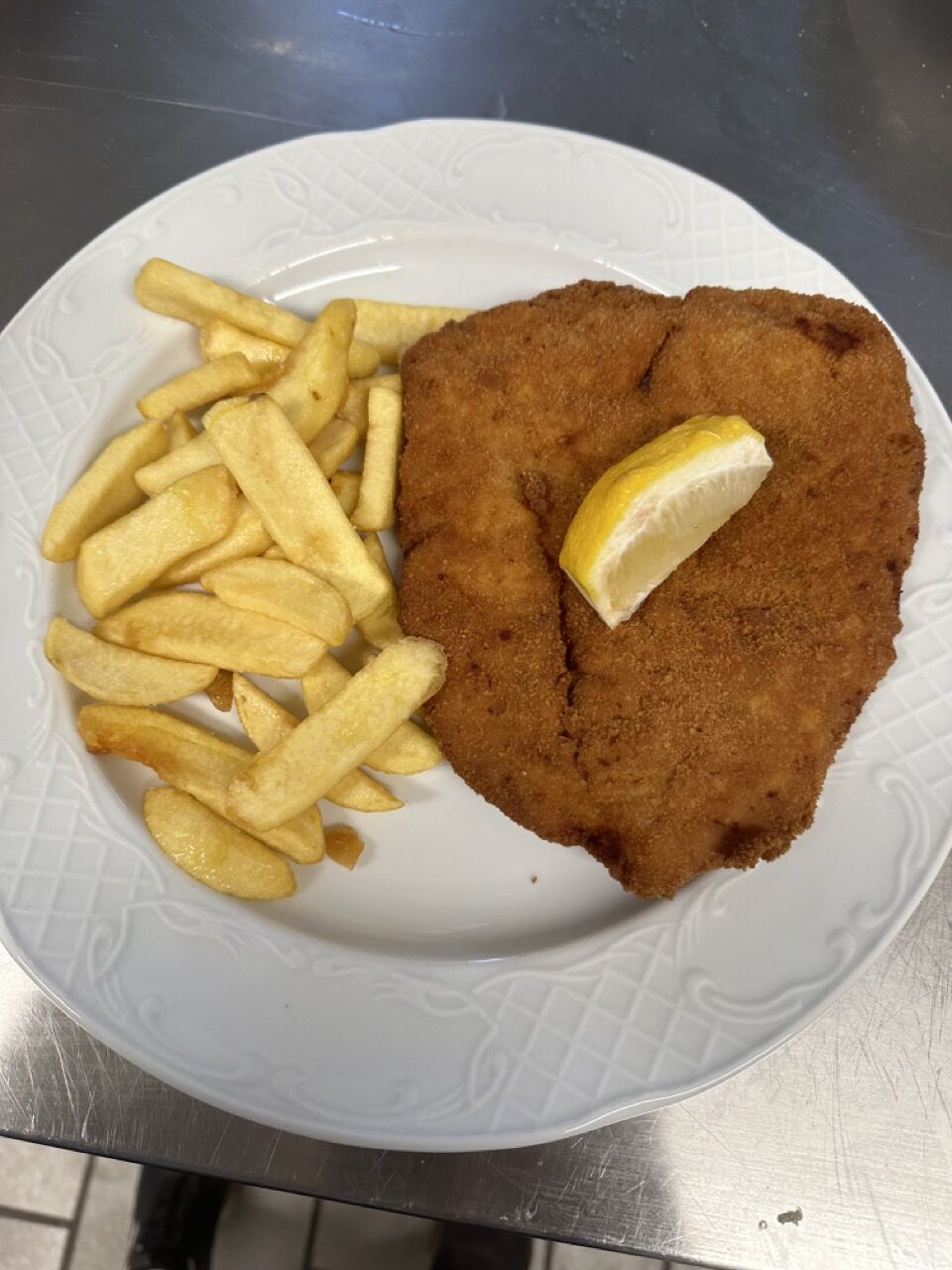 Kinderwiener mit Pommes