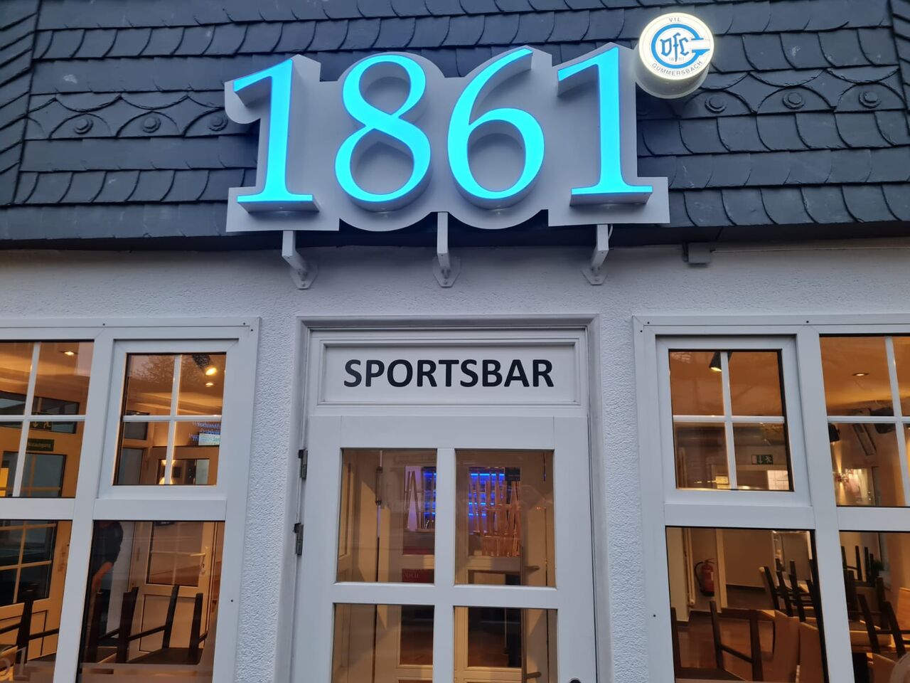 Außenlogo 1861 beleuchtet