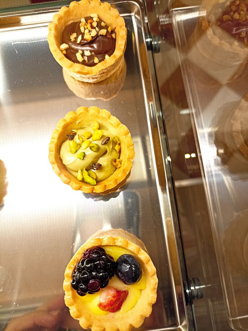 Tartellete al pistacchio, cioccolato nocciolato o crema pasticcera e frutti di bosco 
