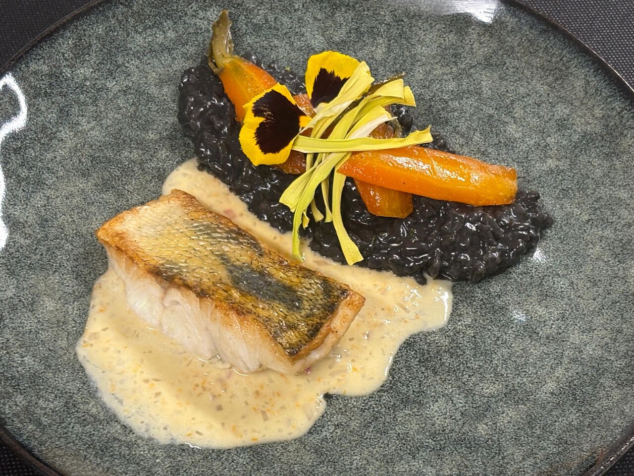 Filet de sandre, risotto à l'encre de seiche & carottes glacées au beurre d'agrumes
