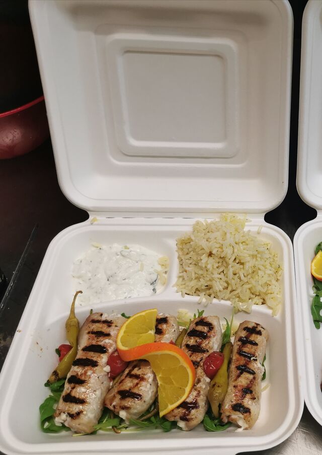 Souvlaki gemisto me Feta 