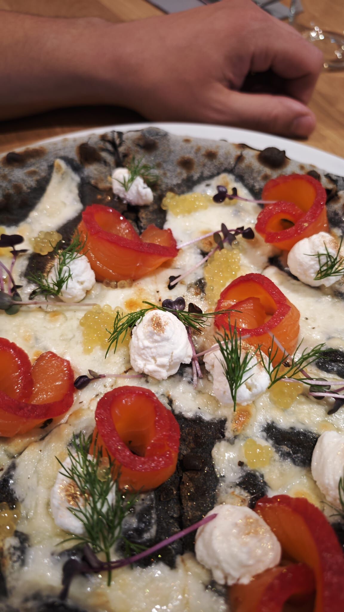 Pizza Nero, gebeizter Lachs mit LIEBE im Detail