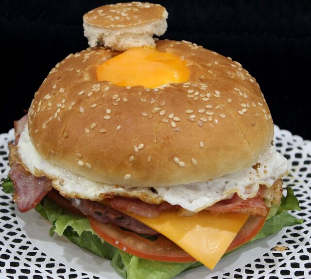 Hamburguesa completa con queso, bacon y huevo
