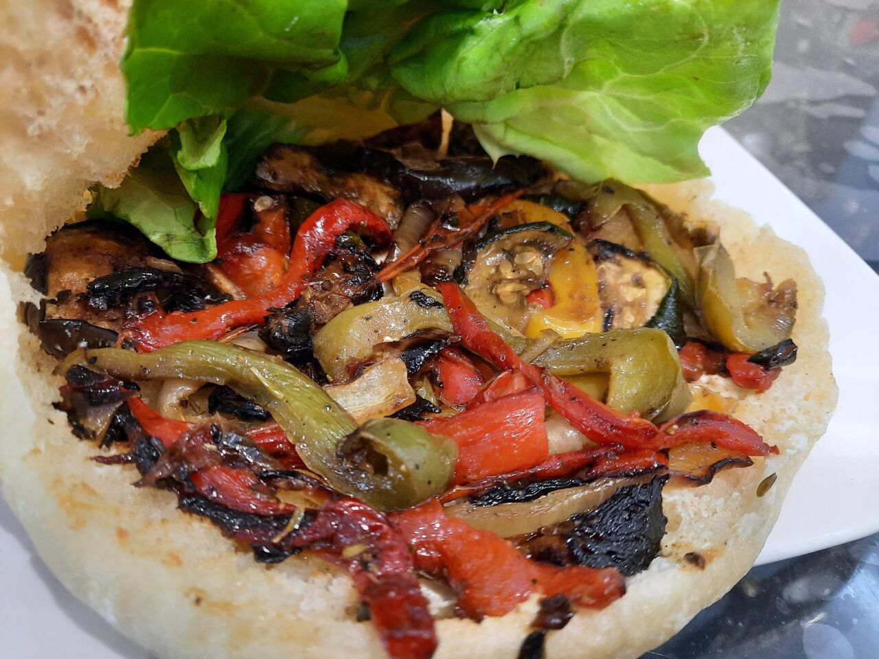 sandwich aux légumes de soleil: courgettes, Aubergines, Poivrons, Oignons grillés au barbecue 6€