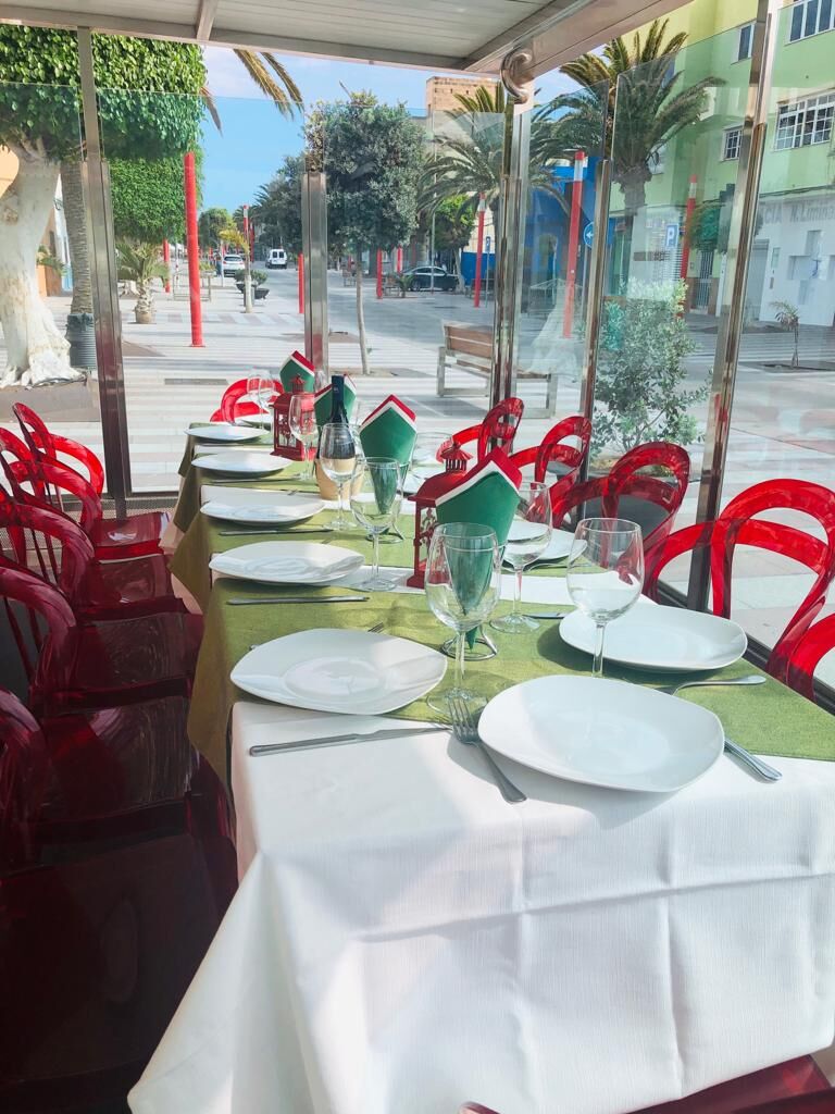 Disfruta de nuestra terraza, celebraciones de eventos, fiestas, cenas de empresa, entre otras tanto dentro como fuera 