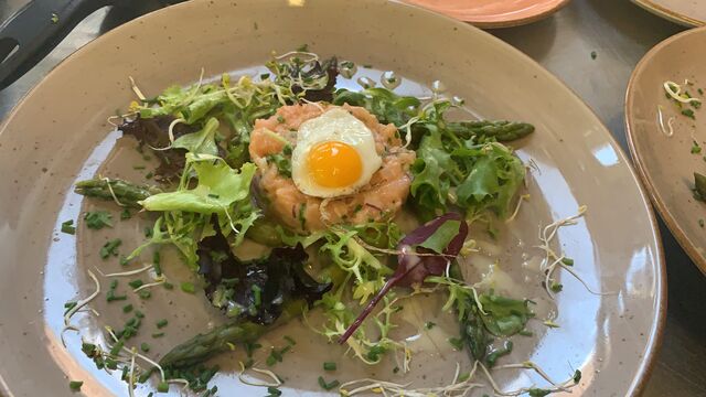 Lachstatar | Grüner Spargel | Wachtelspiegelei