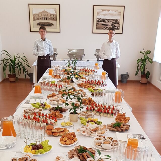 Мы организуем для Вас запоминающиеся юбилейные ужины, свадебные банкеты, фуршеты и деловые встречи на самом высоком уровне.