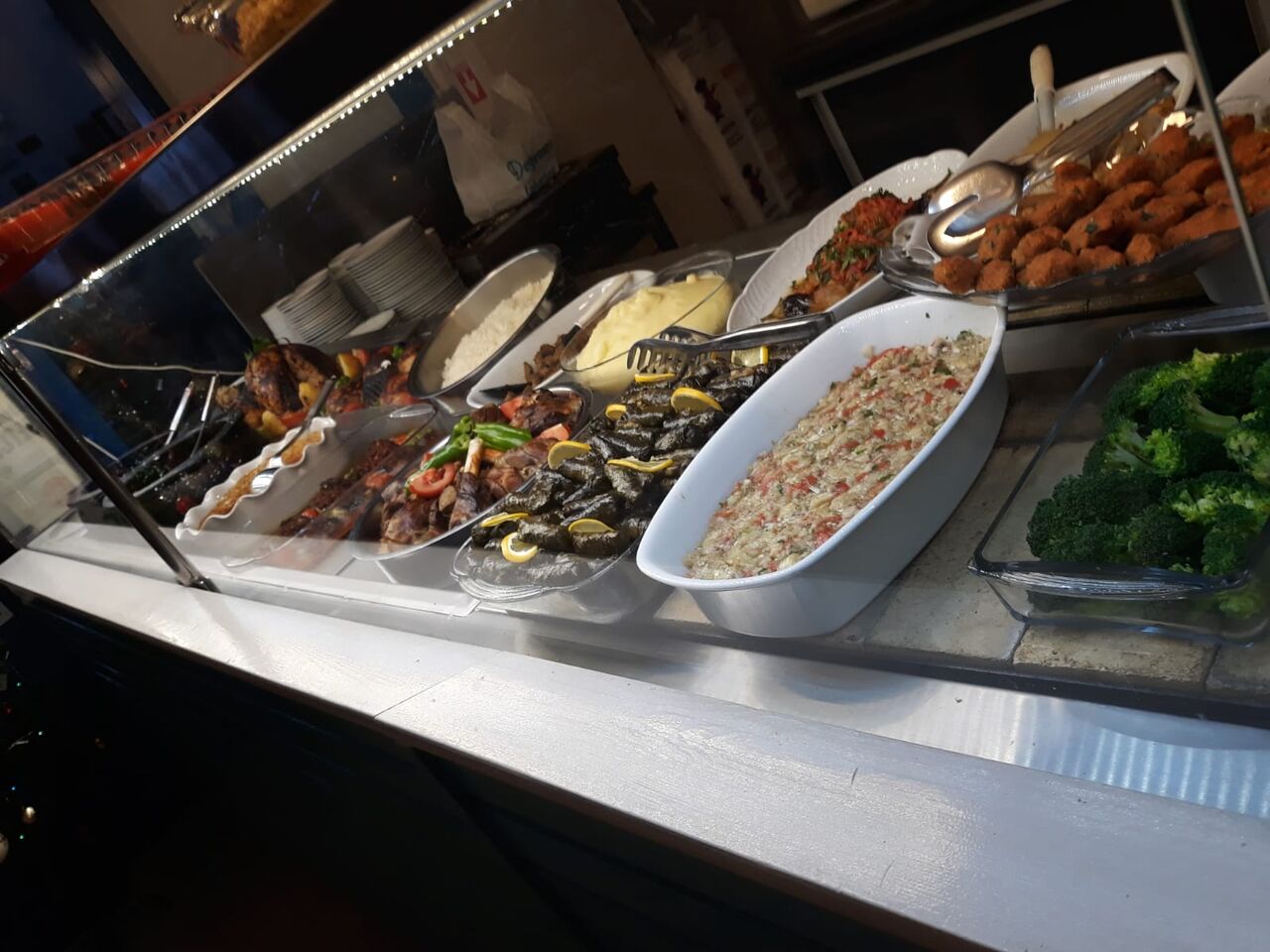 Zengin büfemiz ile hizmetinizdeyiz.