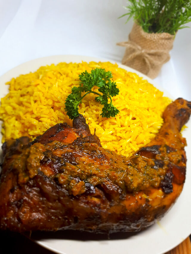 Poulet boukané avec sa sauce chien et son riz créole.