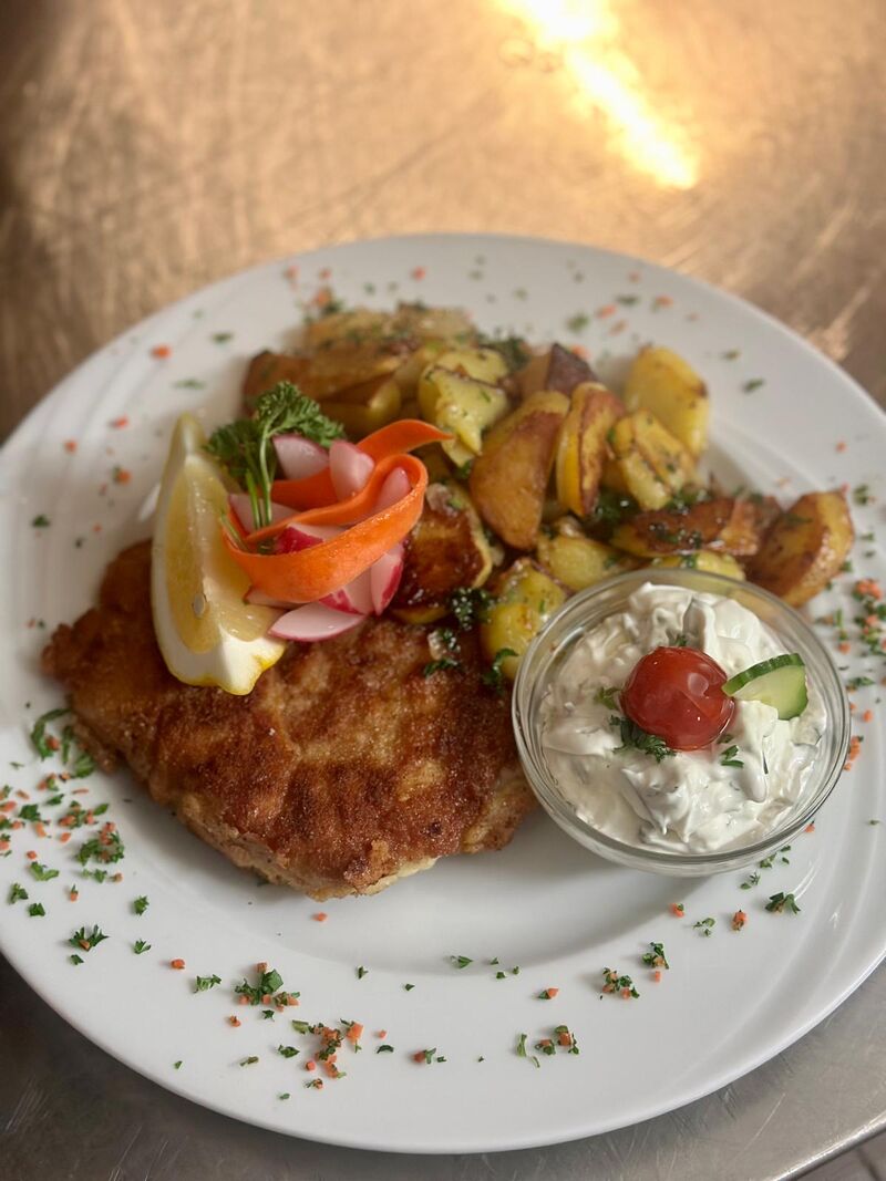 Cordon Bleu mit Bratkartoffeln dazu Tzatziki