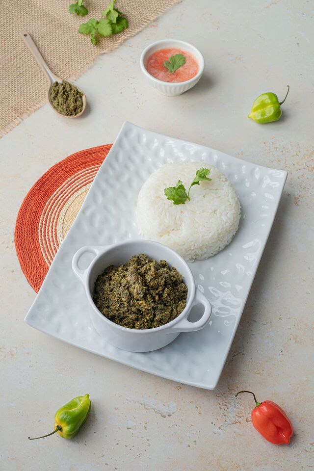 Riz nature accompagné de son matapa (feuilles de manioc pilées), cuisinées avec du lait de coco, oignons, épices à 18€90