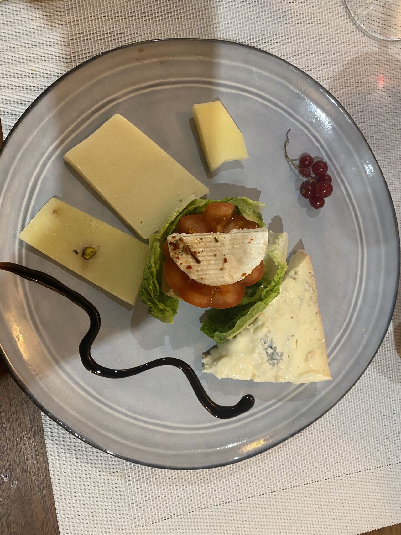 Assiette de fromages italiens tels que le pecorino, gorgonzola, scamorza... 🧀