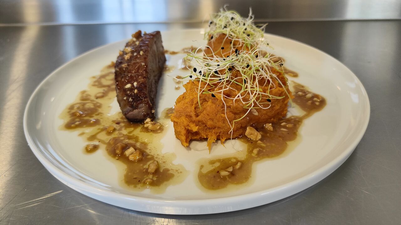 Magret de pato com esmagada de batata doce ras el hanout e vinagrete de frutos secos 