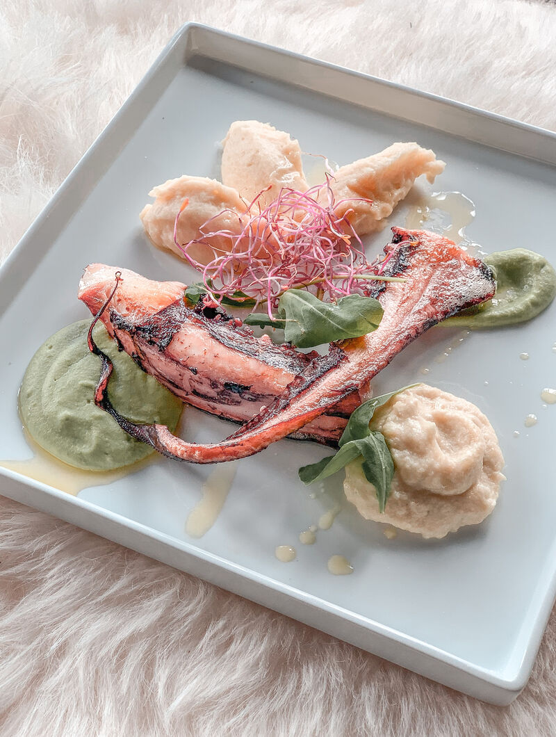 Poulpe sauté avec crème de pomme de terre aux lime ,mousse de choux fleurs aux paprika fumé et crème de fève de saison.