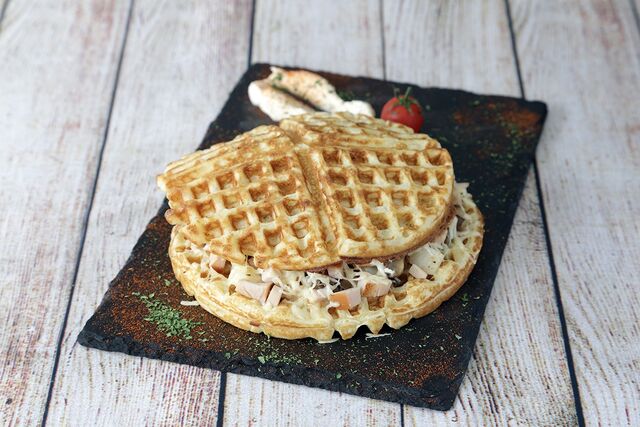 Waffle Story Chick ... Emmental, sauce fromagère, pomme de terre, émincé de poulet, champignons 