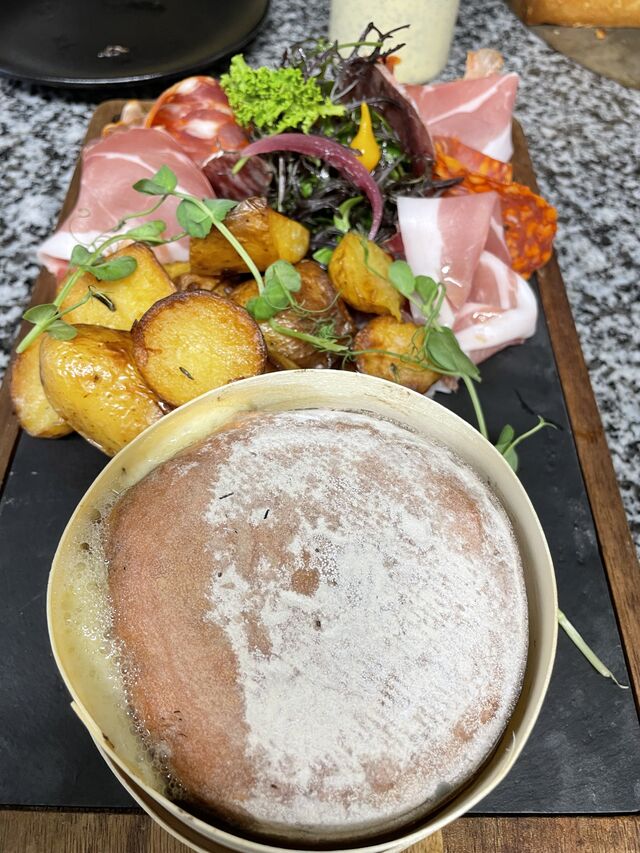 Moelleux du Revard (fromage de Savoie) charcuterie, grenaille