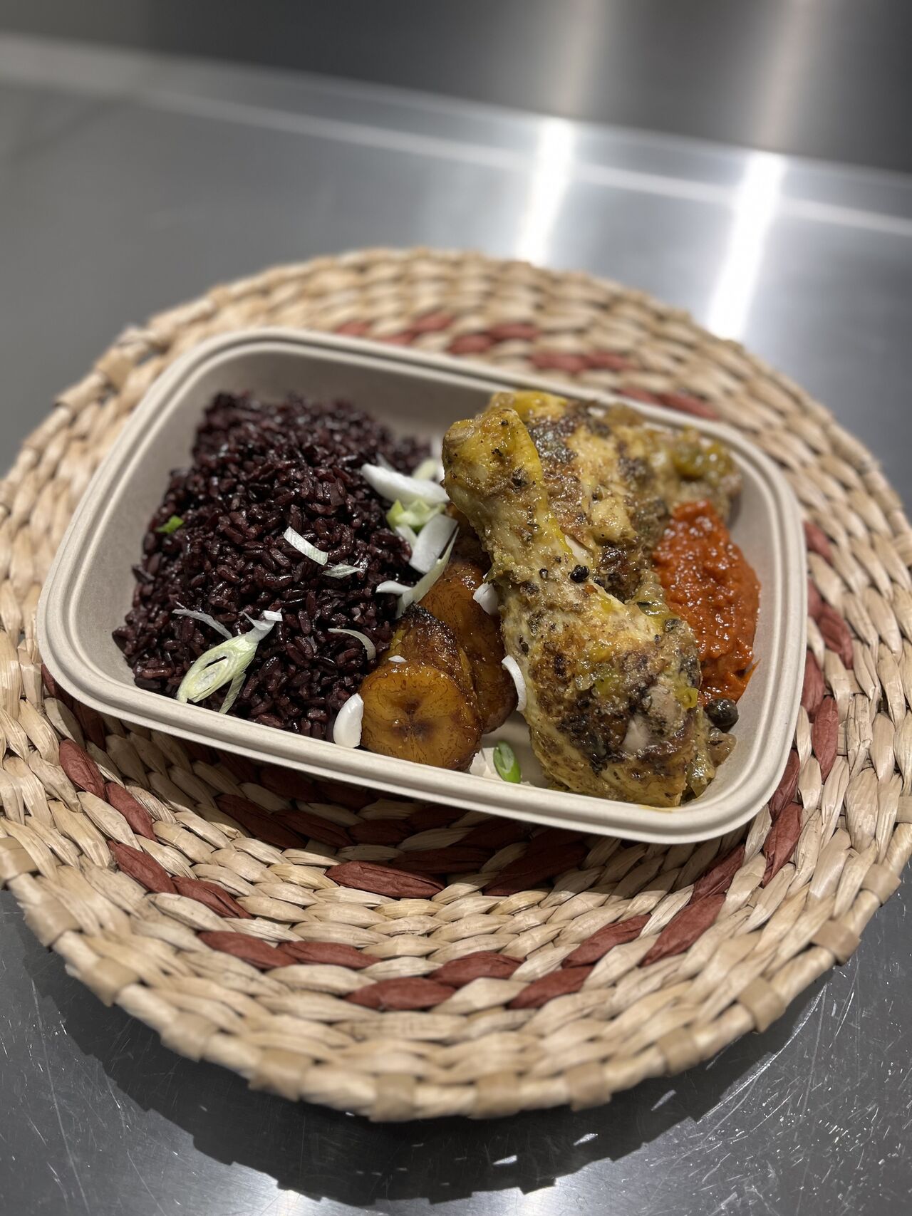 Poulet boucané, riz noir, alloco 