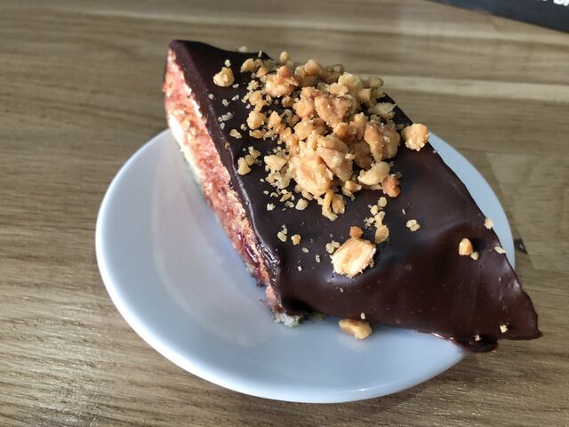 Roulé à la confiture de Fraises, nappé au Chocolat et Ses Cacahuètes 