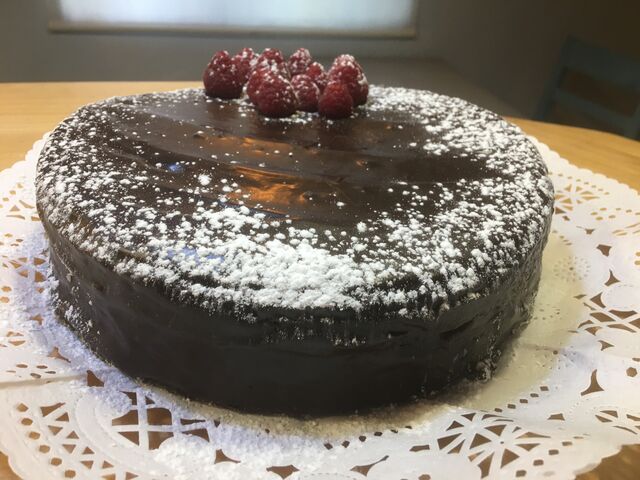 Tarta chocolate y frambuesas ( por encargo para celebración ) 