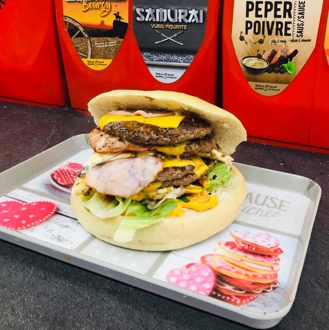 HUMER XXL
4 steaks, 4 cheddars, 4 bacons, 2 œufs, sauce au choix, salade, tomate, oignon