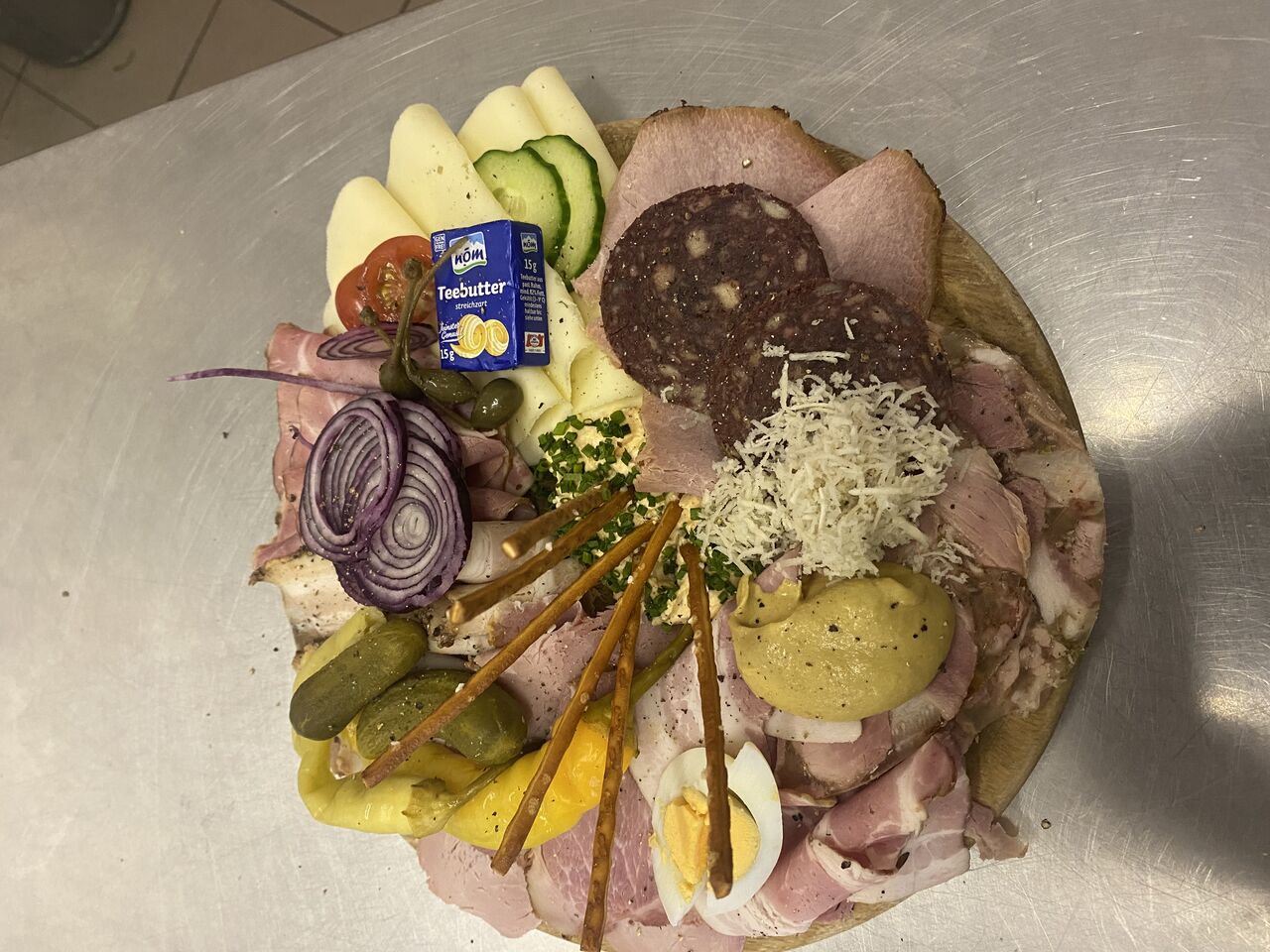 Auf unserer Hausplatte für eine Personen finden Sie allerlei verschiedene Schmankerl 