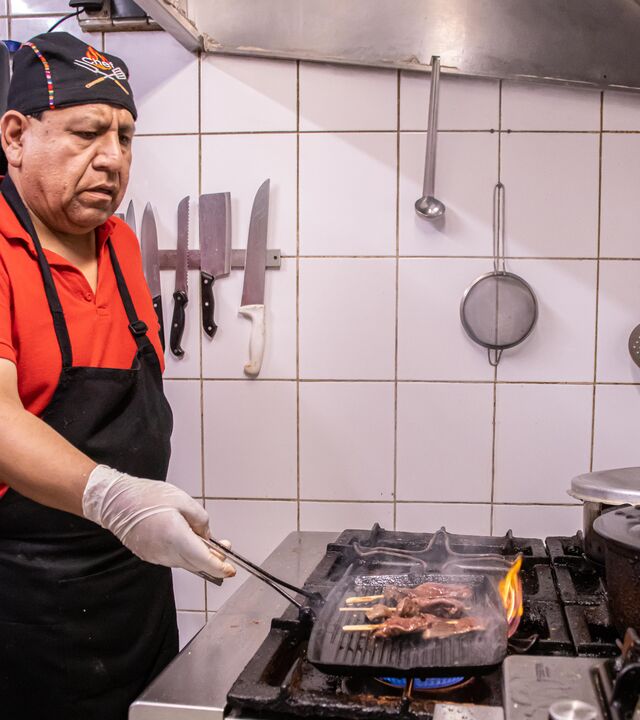 Anticuchos en préparation