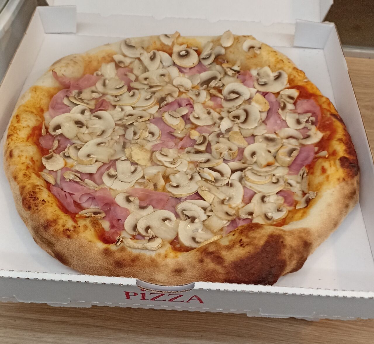 Jacqueline : base tomate, mozza, jambon blanc, champignons
