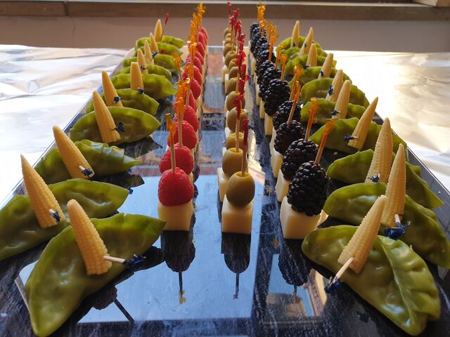 Vegetrisches Platte mit Käsehappen