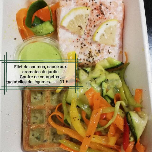 Plat du 22 06 2021
Filet de saumon, gaufre aux courgettes et tagiatelles de legumes
