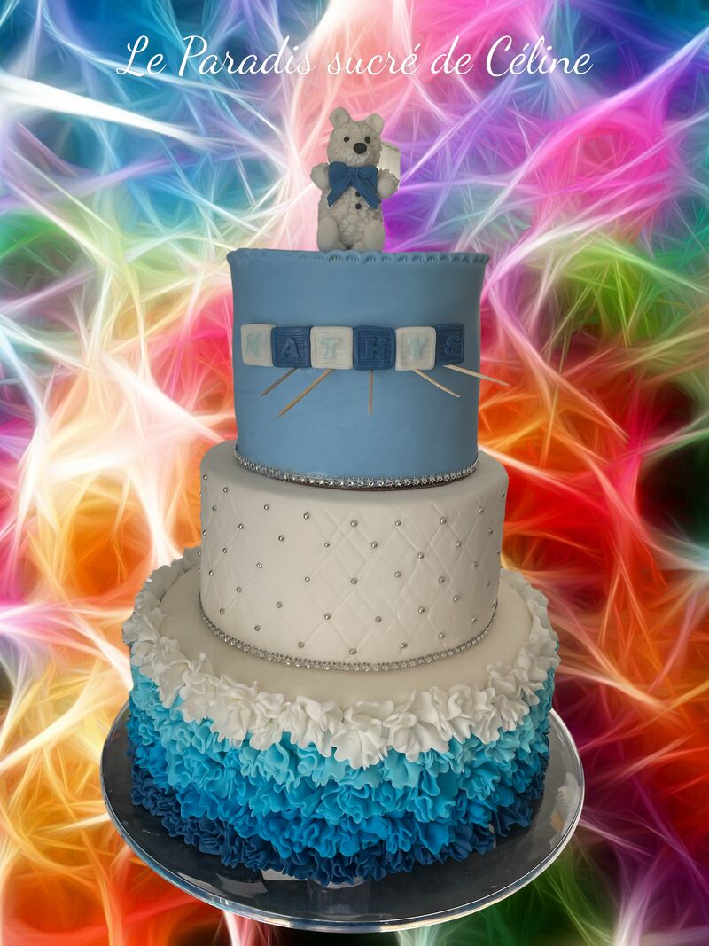 Cake design pour un baptême ! en frou-frou dans plusieurs nuances de bleus .