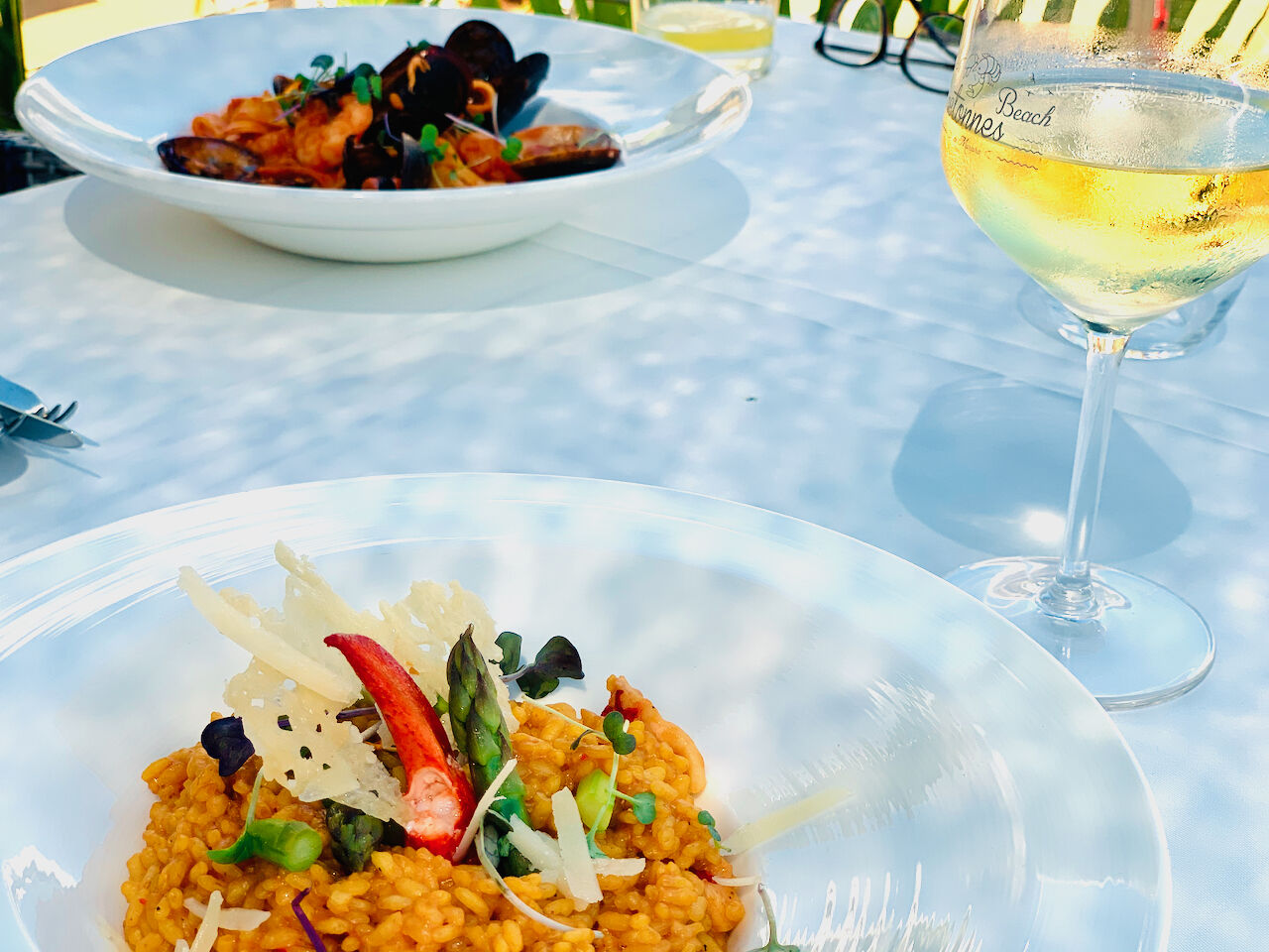 Risotto de bogavante al safran con verduras de temporada y crujiente de Parmesan viejo