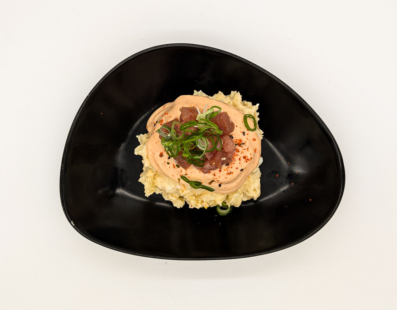 Ensaladilla rusa con mayonesa Kimchee con tartar de atún