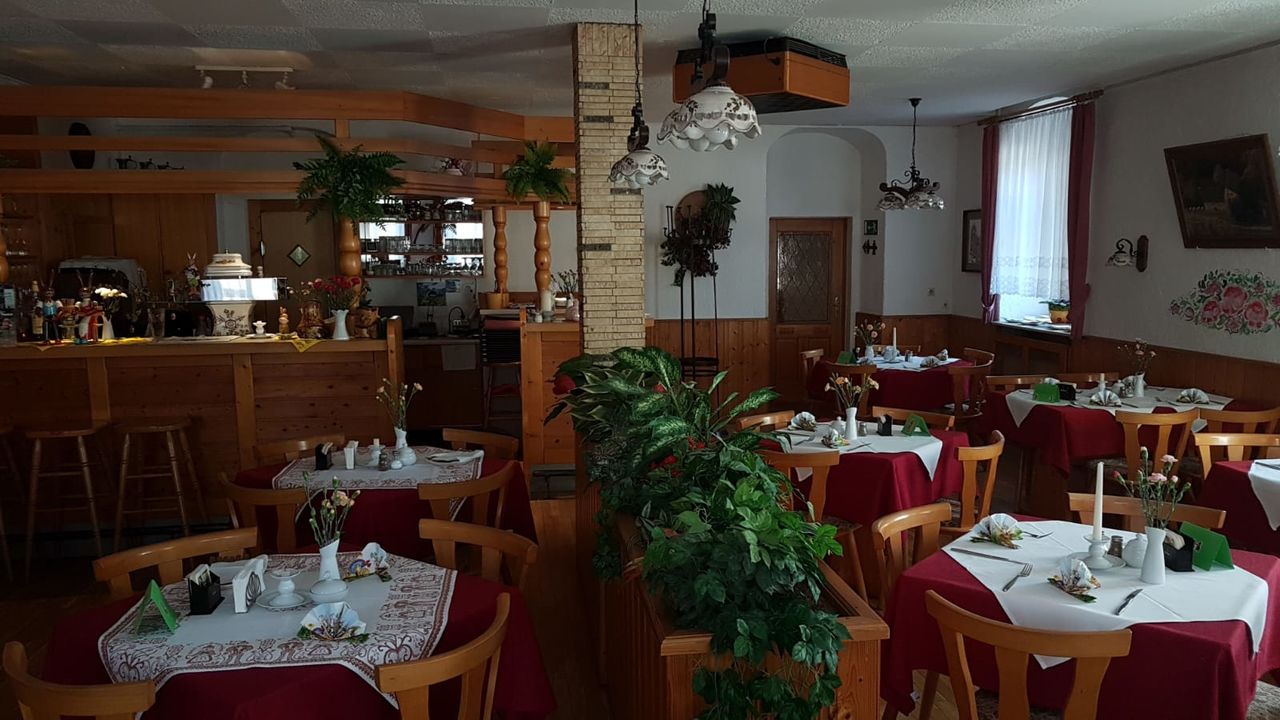 In unserer Gaststube finden bis zu 45 Personen Platz.