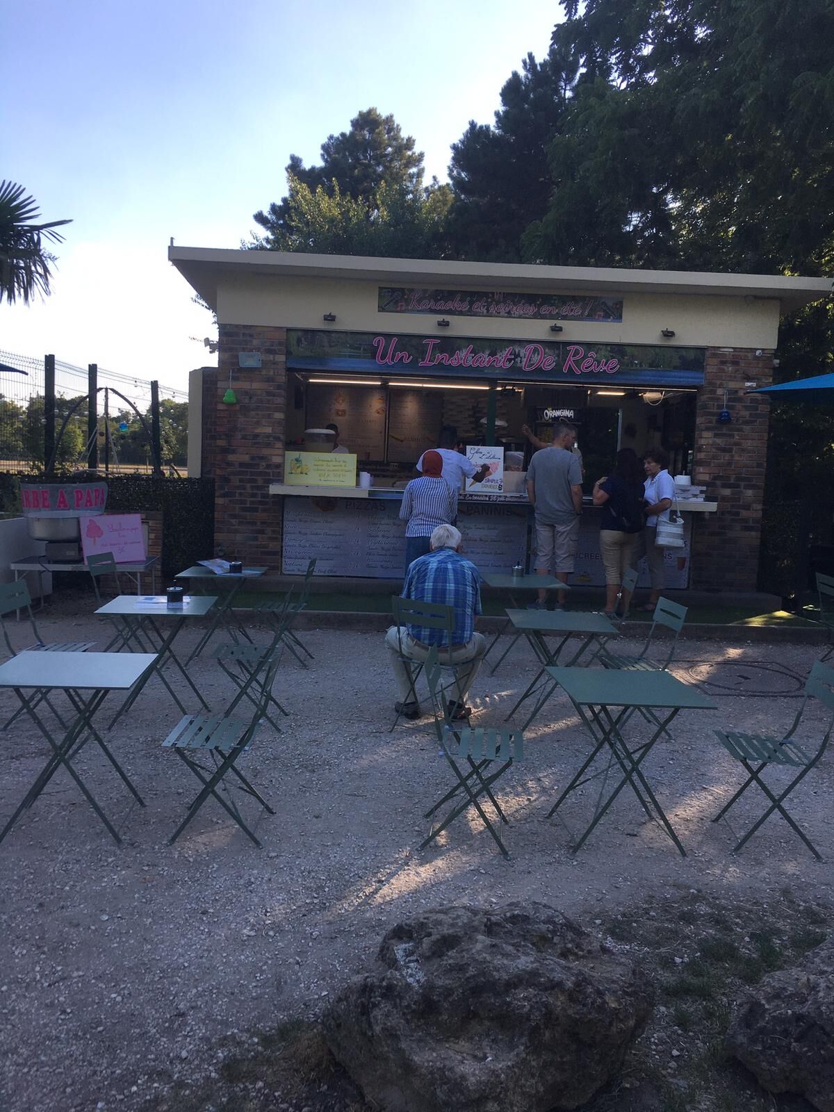 L'après-midi ou dans la soirée manger une barba-papa, glace ou crêpe. Des boissons fraîches ou chaudes sont disponibles