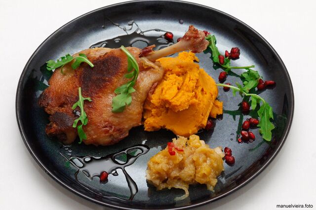 Coxa de Pato Confitada com Puré de Batata Doce e Chutney de Abacaxi