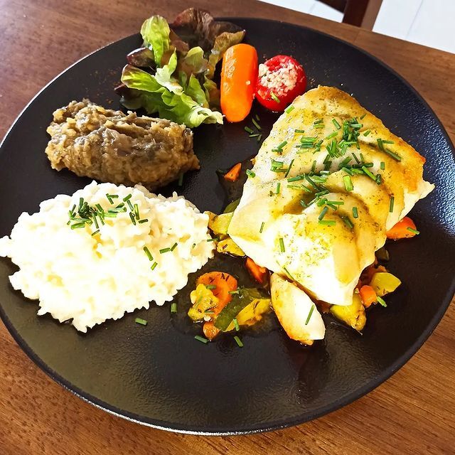 Dos de cabillaud sur lit de risotto, courgettes à la provençale
et caviar d'aubergines