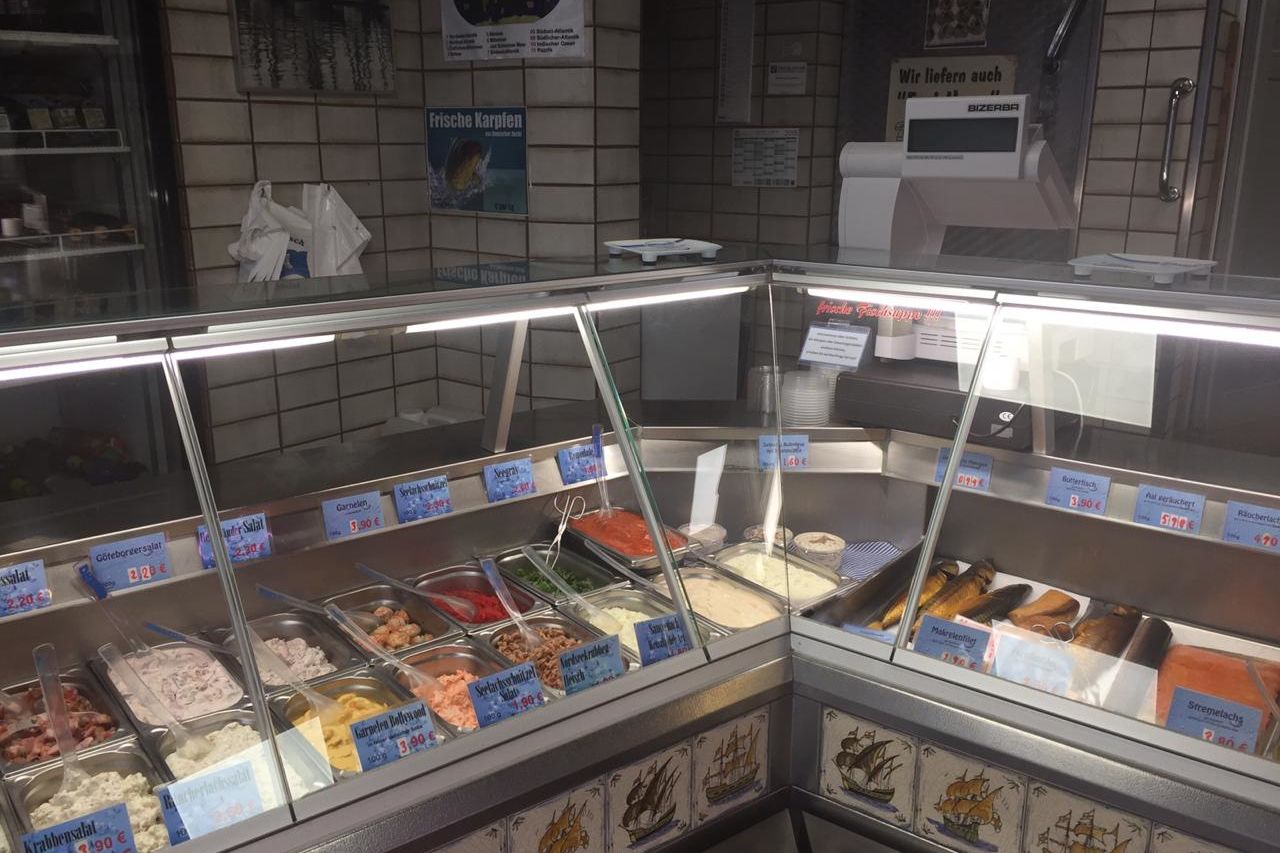 Verschiedene Fischsalate