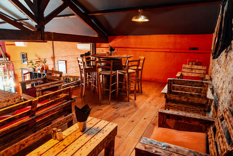 Coin cosy sur la mezzanine au-dessus du bar.